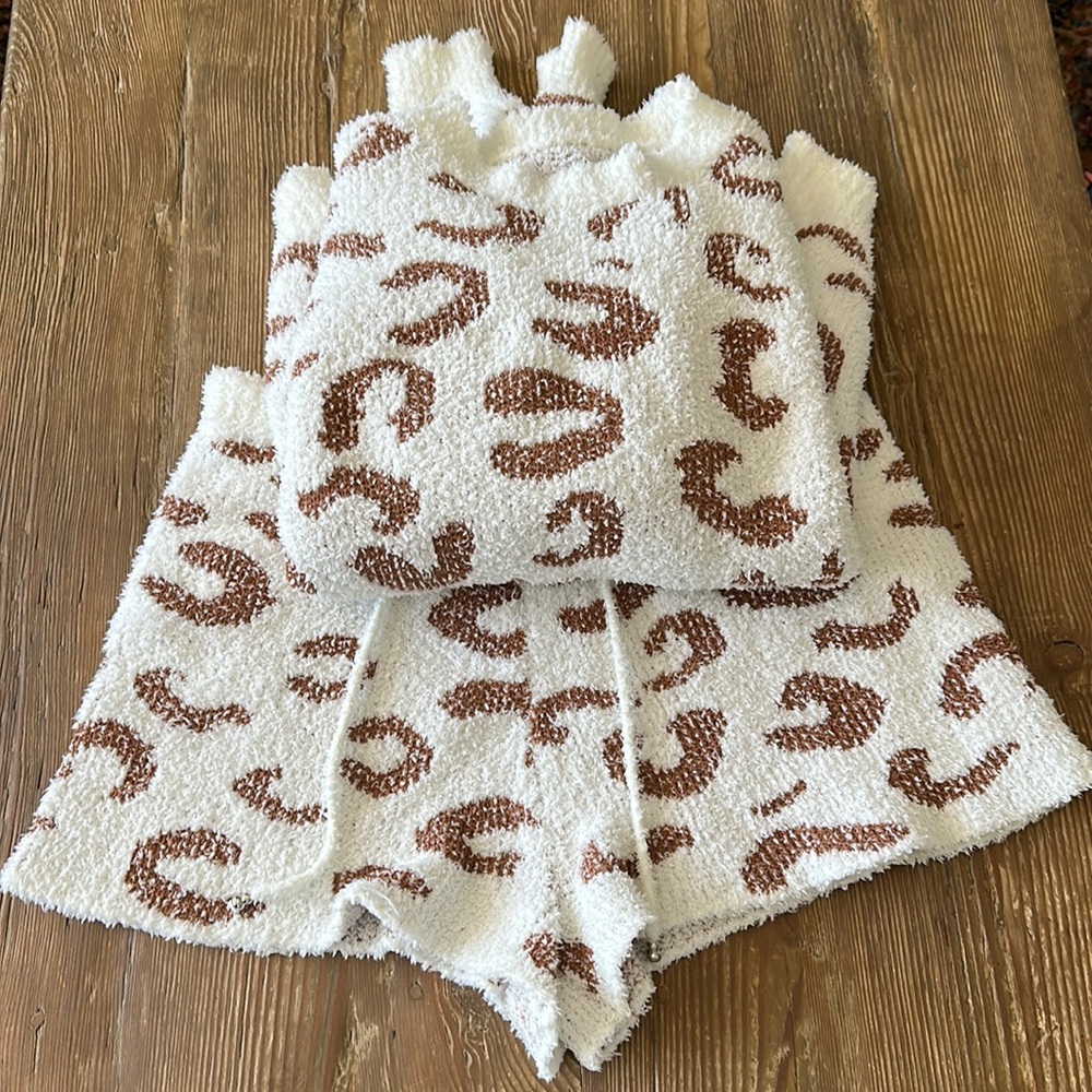 Merokeety  Fuzzy Fleece Leopard Print Pajama Set 2 Piece Top and Shorts XL